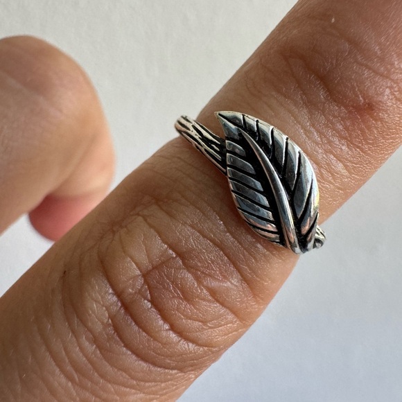Leaf Design 925 Silver Ring - Picture 1 of 8